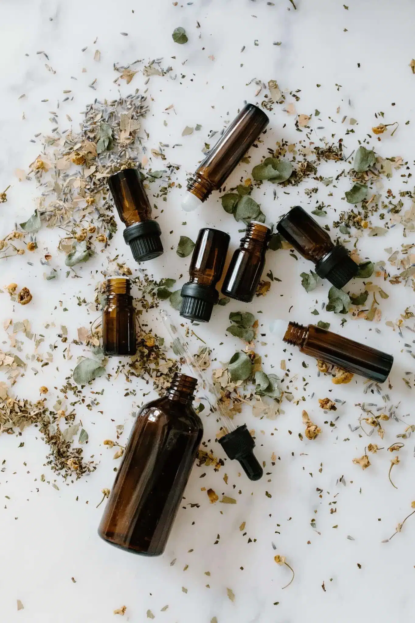 Verschiedene Öl-Fläschchen, ähnlich wie die von CBD-Öl und CBG-Öl.