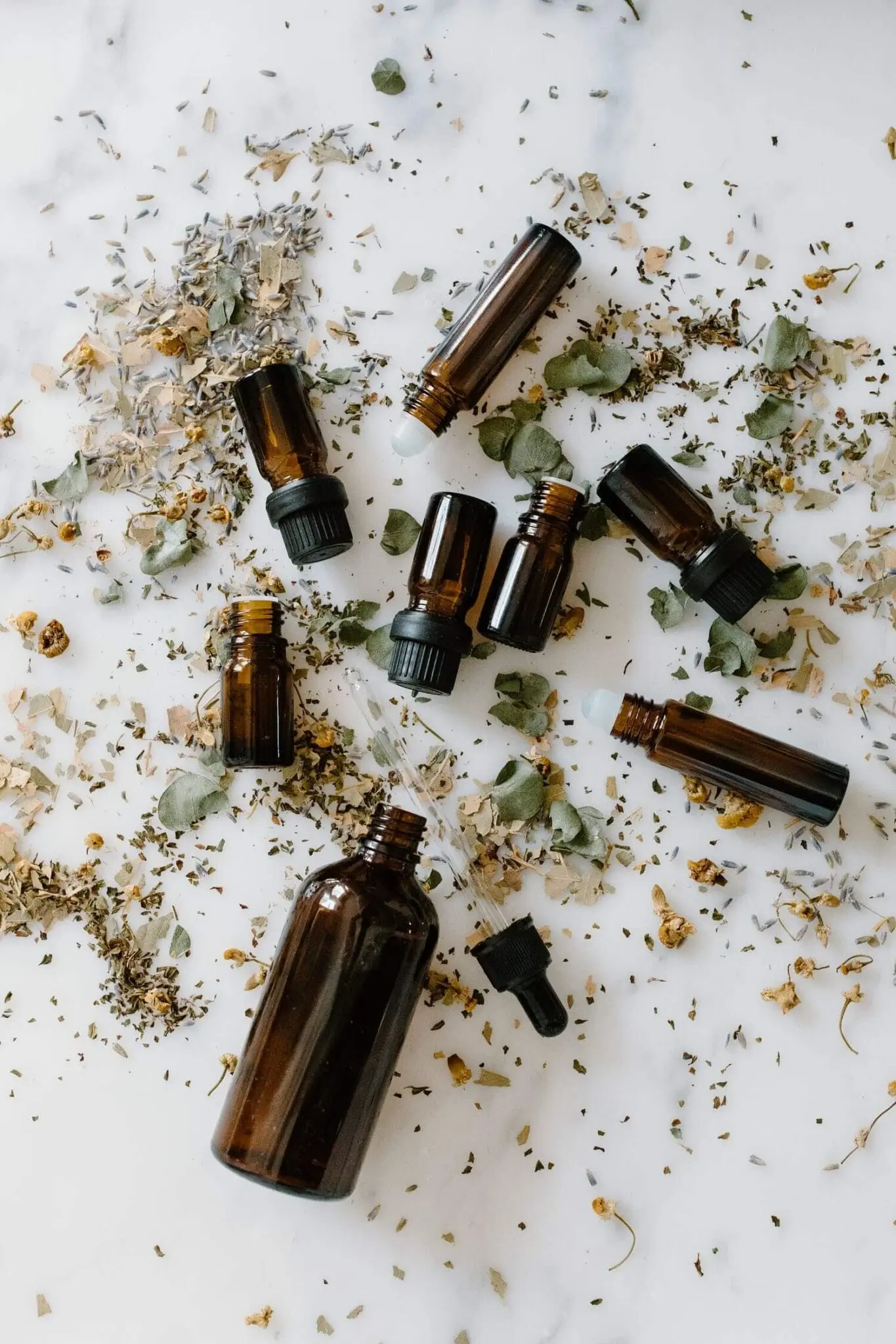 Verschiedene Öl-Fläschchen, ähnlich wie die von CBD-Öl und CBG-Öl.