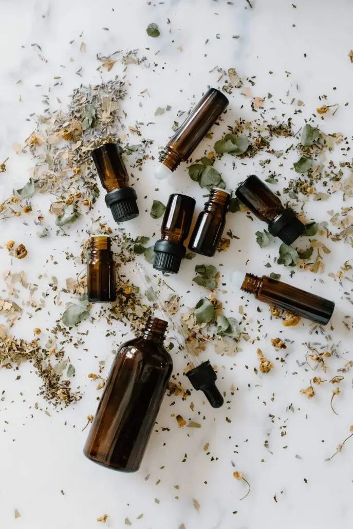 Verschiedene Öl-Fläschchen, ähnlich wie die von CBD-Öl und CBG-Öl.